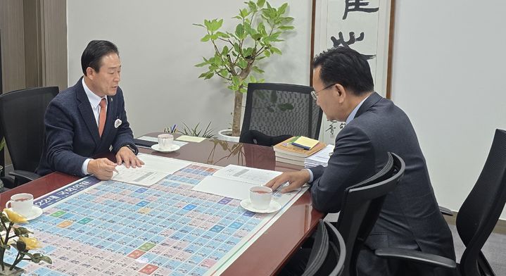 [홍천=뉴시스] 18일 신영재 홍천군수는 이날 국회 예결위 간사와 도내 지역구를 둔 여야 의원실을 방문해 내년도 국비 확보에 나섰다 고 밝혓다. 홍천군 제공. *재판매 및 DB 금지