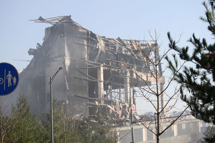 [천안=뉴시스] 최영민 기자=지난 15일 오전 6시 8분 발생한 충남 천안시 이랜드물류센터 화재가 17일 오후 6시 11분 완진됐다. 18일 오후 현장은 희뿌연 연기와 함께 매캐한 냄새가 코를 찔렀다. 2025.11.18 ymchoi@newsis.com *재판매 및 DB 금지