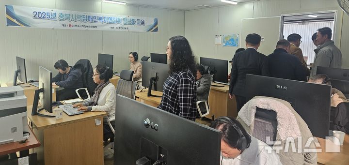 [세종=뉴시스]한전KDN은 지난 17일 충북 청주시 소재 충북시각장애인복지연합회 정보화교육실에 'KDN IT ON'을 기증하고 김민영 한전KDN ESG경영처장과 강호영 한국시각장애인연합회 상임이사 등이 참석한 가운데 기념식을 열었다.(사진=한전KDN 제공)