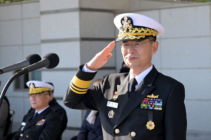 [부산=뉴시스] 제34대 해군작전사령관 취임식이 열린 18일 부산 남구 해군작전사령부 연병장에서 김경률(오른쪽) 신임 해군작전사령관이 거수경례를 하고 있다. (사진=해군작전사 제공) 2025.11.18. photo@newsis.com *재판매 및 DB 금지