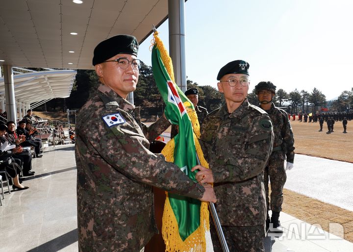 [이천=뉴시스] 최성진 군단장이 주성운 지상작전사령관(대장)으로부터 부대기를 이양받으며 지휘권을 인계받았다(사진=제7기동군단 제공) 2025.11.18.photo@newsis.com