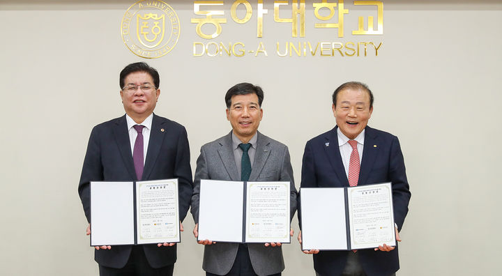 [부산=뉴시스] 동아대는 18일 부산 사하구 승학캠퍼스에서 지역산업 맞춤형 글로벌 공학 인재 육성을 위한 공동선언식을 개최했다고 밝혔다. (사진=동아대 제공) 2025.11.18. photo@newsis.com *재판매 및 DB 금지