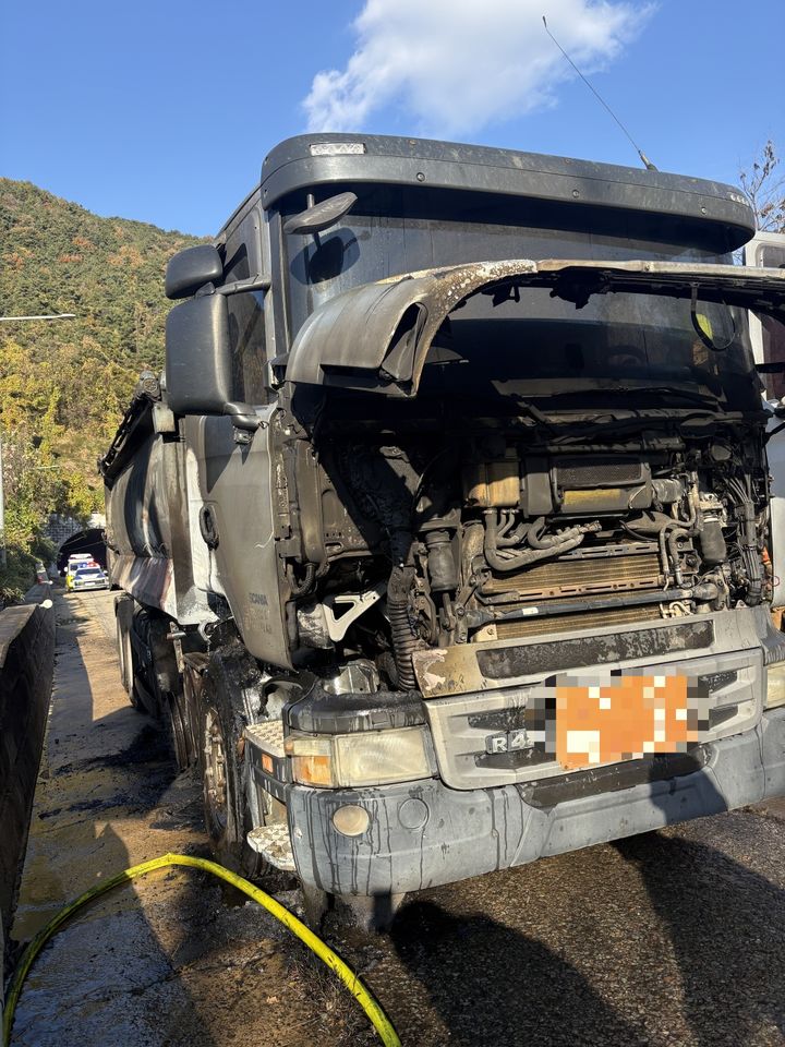 [대구=뉴시스] 18일 오후 2시32분께 대구 달성군 논공읍 중부내륙지선 하행 현풍 방향 달성 2터널 출구 부근을 지나던 25톤 화물차에 화재가 발생했다. (사진=대구소방안전본부 제공) 2025.11.18. photo@newsis.com *재판매 및 DB 금지