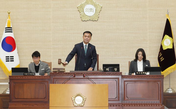 [고창=뉴시스] 18일 열린 고창군의회의 제320회 제2차 정례회 제1차 본회의, 조민규 의장이 회의를 진행하고 있다. *재판매 및 DB 금지