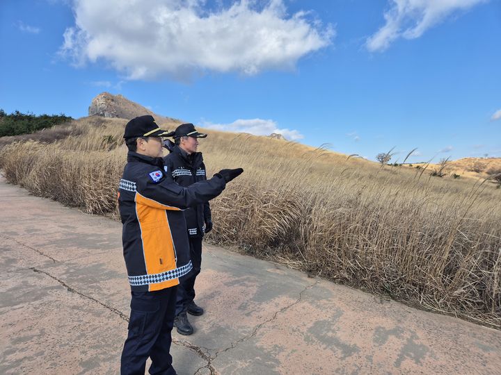 [산청=뉴시스] 산청소방서, 산림화재 위험지역ㆍ자원집결지 현지점검 (사진=산청소방서 제공) 2025. 11. 18. photo@newsis.com *재판매 및 DB 금지