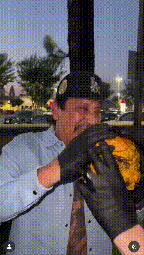 [뉴시스]'세계에서 가장 큰 입' 남자 부문 세계 기네스북에 등재된 아이작 존슨이 패티가 10장 넘게 들은 햄버거를 먹고 있다. (영상 = 인스타그램 갈무리) *재판매 및 DB 금지