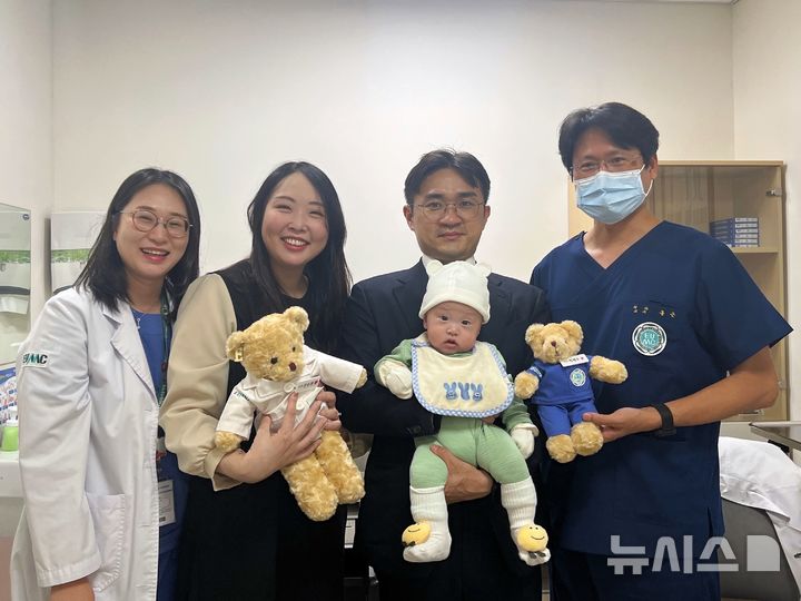 [서울=뉴시스] 왼쪽부터 조유경 이대서울병원 장기이식코디네이터, 산모와 남편·아기, 홍근 이대서울병원 장기이식센터장. (사진= 이대서울병원 제공)