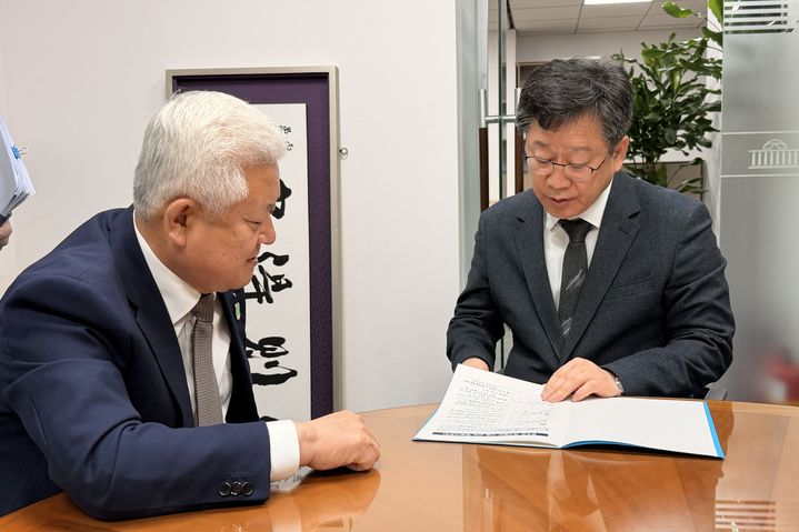 [무주=뉴시스] 전북 무주군은 황인홍 무주군수가 국회를 찾아 주요 현안 사업 추진의 필요성을 강조하며 이에 대한 정부 예산안 반영을 촉구했다고 18일 밝혔다. 황인홍 군수(왼쪽)가 안호영 국회의원과 대화하고 있다. (사진=무주군 제공) 2025.11.18. photo@newsis.com *재판매 및 DB 금지