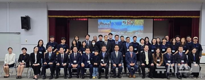 [평택=뉴시스] 경기 평택시의회 강정구 의장 및 관계자들이 지난 14일부터 17일까지 일본 마쓰야마시 공식 방문해 기념사진을 찍고 있다.(사진=평택시의회 제공) 2025.11.18.photo@newsis,com 