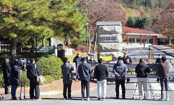 [포항=뉴시스] 송종욱 기자 = 18일 포항제철고 정문에서 포항환경운동연합·환경보건시민센터·한국석면추방네트워크 관계자가 기자회견을 통해 "포항제철고의 학기 중 석면 철거 공사 중단과 학생과 교사의 안전한 대책을 수립할 것"을 촉구하고 있다. 2025.11.18. sjw@newsis.com