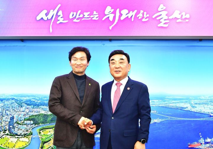 조현일 경산시장(왼쪽)과 김두겸 울산시장은 17일 만나 ‘경산~울산 간 고속도로 건설 사업’ 확정을 위해 공동 대응하기로 했다. (사진=경산시 제공) *재판매 및 DB 금지