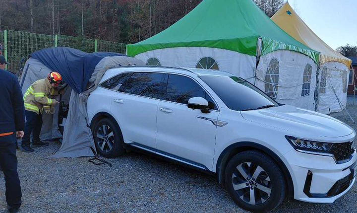 18일 태백산국립공원 유일사 주차장서 차량을 구급대원이 확인하고 있다.(사진=강원소방본부 제공) *재판매 및 DB 금지