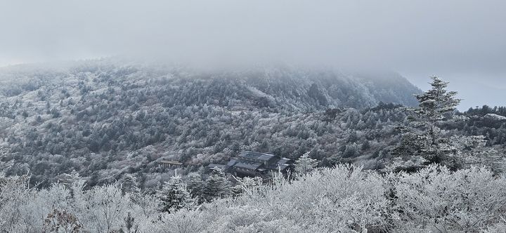 [산청=뉴시스] 지리산국립공원 세석대피소 전경 (사진=국립공원 제공) 2025. 11. 18. photo@newsis.com *재판매 및 DB 금지