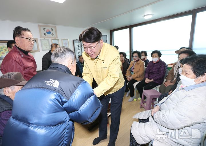 [전주=뉴시스]윤난슬 기자 = 우범기 전주시장은 18일 완산구 평화주공그린2차경로당과 덕진구 인후선변경로당을 차례로 방문해 난방기기 작동 상태, 창문 단열, 소화기 비치 여부 등을 점검하고 이용자들의 안부를 살폈다. (사진=전주시 제공) 2025.11.18. photo@newsis.com 