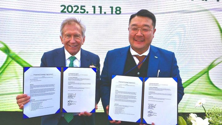 리차드 패리스 영국 사비엔 그룹 회장(왼쪽), 정영훈 도시유전 대표(오른쪽)가 전략적 제휴계약(PSA) 계약식을 진행하고 있다. (사진=도시유전) *재판매 및 DB 금지