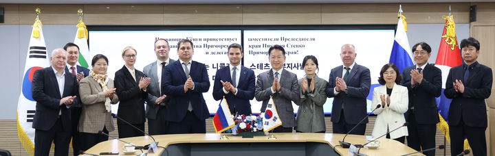 [수원=뉴시스] 18일 경기도청 서희홀에서 고영인 경제부지사가 니콜라이 이고레비치 스테츠코 부지사 비롯한 연해주 대표단과 기념 촬영을 하고 있다. (사진=경기도 제공) 2025.11.18. photo@newsis.com *재판매 및 DB 금지