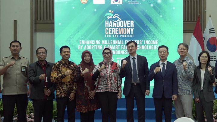 [세종=뉴시스] 농림축산식품부와 농림수산식품교육문화정보원(농정원)이 18일 지난 5년간 추진해온 스마트농업 협력사업을 인도네시아 정부에 공식 이양했다고 밝혔다. (사진 = 농정원 제공) 2025.11.18. *재판매 및 DB 금지