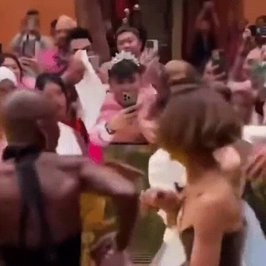 [뉴시스]한 남성이 영화 '위키드:포 굿' 시사회에서 아리아나 그란데에게 돌진해 일방적으로 어깨를 끌어안고 환호했다. (영상 = 뉴욕포스트 캡처) *재판매 및 DB 금지 *재판매 및 DB 금지