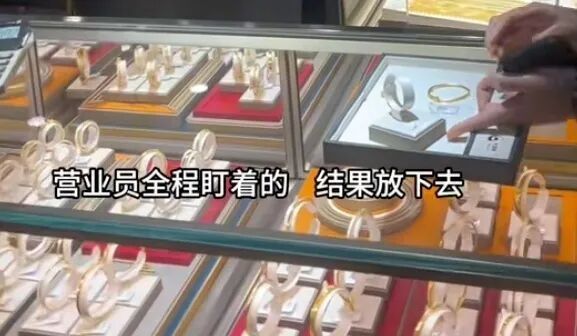 [뉴시스] 중국의 한 여성이 아이의 팔에 10초간 금팔찌를 착용해 봤다는 이유로 20만 원을 배상 하라는 요구를 받았다. (사진=지우파이뉴스 캡처) *재판매 및 DB 금지