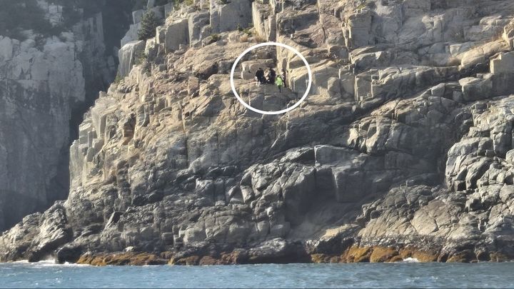 [여수=뉴시스] 여수해경이 18일 오후 전남 여수시 연도 갯바위에서 낙상 부상을 입은 30대 남성 A씨를 구조하고 있다. (사진 = 여수해경 제공) 2025.11.18. photo@newsis.com *재판매 및 DB 금지