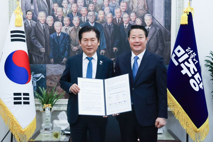 [순창=뉴시스] '농어촌 기본소득 시범사업' 국비 증액을 건의하고자 지난 17일 국회에서 민주당 정청래 대표(왼쪽)를 만난 최영일 순창군수(오른쪽)가 함께 사진을 찍고 있다. *재판매 및 DB 금지