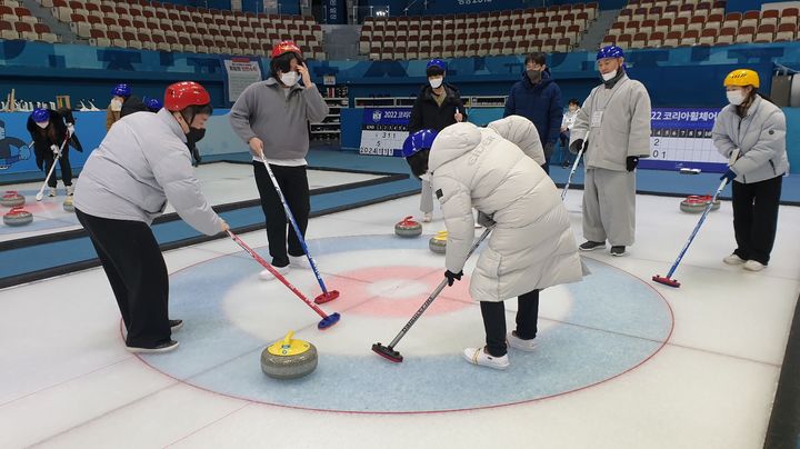 [서울=뉴시스] 양양 낙산사 컬링 체험 (사진=낙산사 제공) 2025.11.18. photo@newsis.com *재판매 및 DB 금지