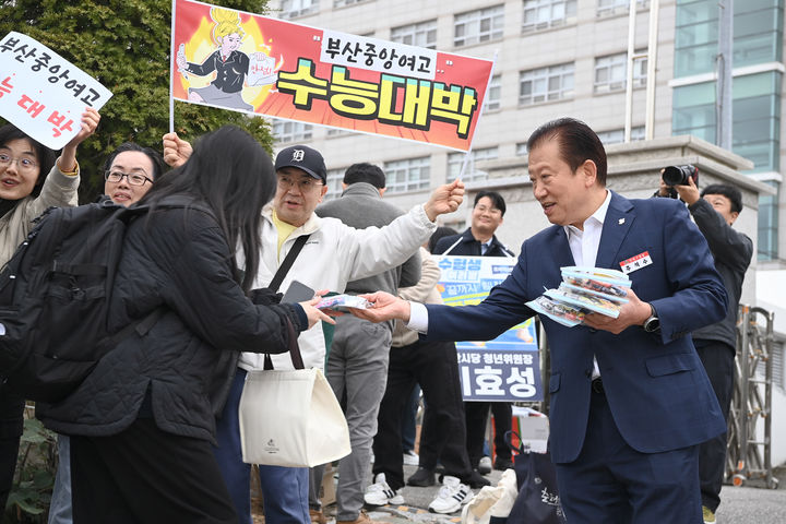 ·[부산=뉴시스] 주석수 부산 연제구청장이 지난 13일 오전 연제고등학교 정문 앞에서 새마을지도자협의회·새마을부녀회가 준비한 간식을 나눠주고 있다. (사진=연제구 제공) 2025.11.18. photo@newsis.com *재판매 및 DB 금지