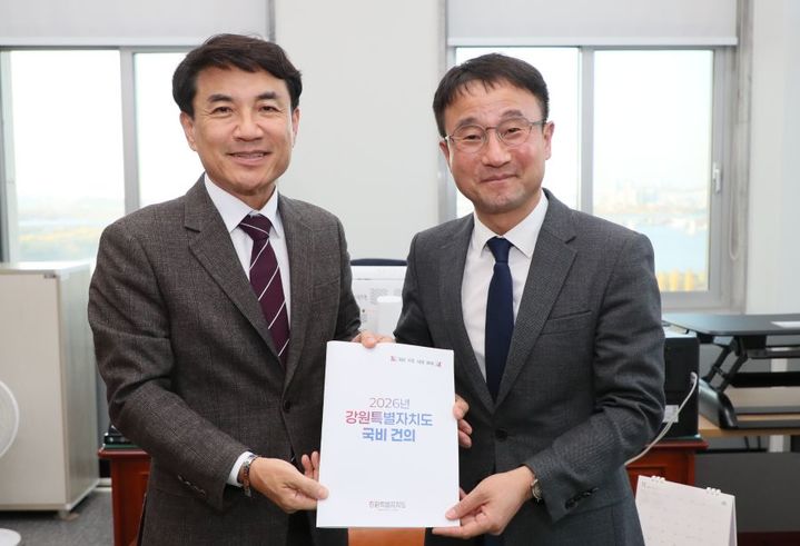 [춘천=뉴시스] 18일 강원특별자치도는 이날 김진태 지사(사진 왼쪽)가 국회를 방문해 한병도 예산결산특별위원장을 비롯해 예결위원인 송기헌 국회의원, 박형수 국회의원 등 여야 예산결산특별위원들을 차례로 만나 강원도 현안사업에 대한 국비 지원을 건의했다 고 밝혔다. 강원특별자치도 제공. *재판매 및 DB 금지