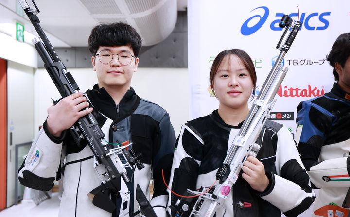 [도쿄·서울=뉴시스]사격 혼성 은메달을 차지한 김우림과 정다인. (사진=대한장애인체육회 제공)