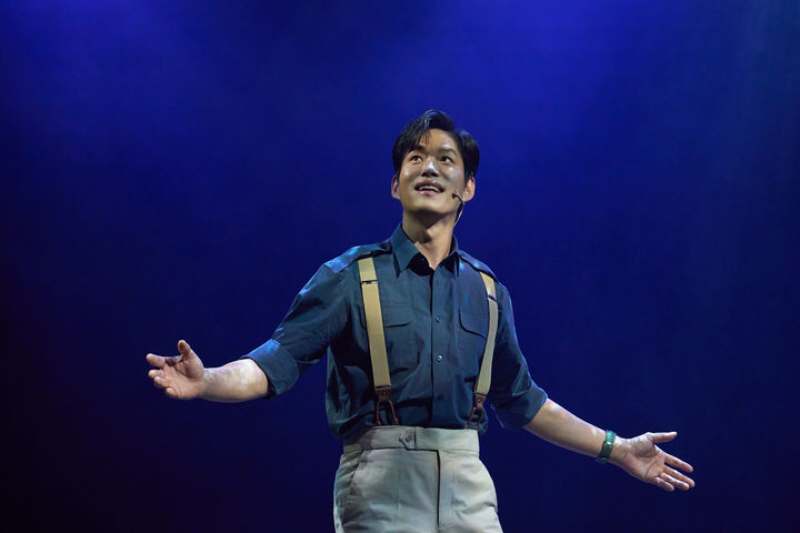 [서울=뉴시스] 뮤지컬 '비하인드 더 문'에서 마이클 콜린스 역을 맡은 배우 유준상. (사진=컴퍼니연작 제공) 2025.11.18. photo@newsis.com *재판매 및 DB 금지