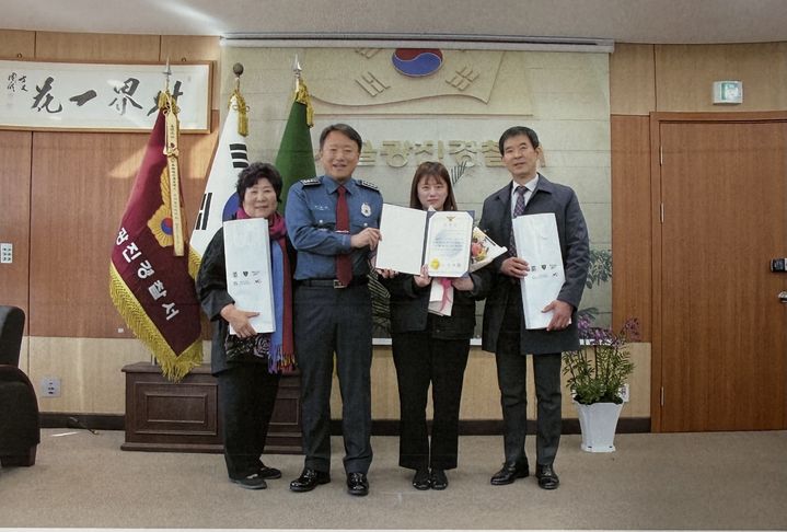 [서울=뉴시스] 서울 광진경찰서는 보이스피싱 피해를 예방한 공로로 새마을금고 은행원 A씨에게 감사장을 수여했다고 18일 밝혔다..(사진=광진경찰서 제공) *재판매 및 DB 금지 *재판매 및 DB 금지