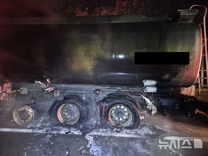 [당진=뉴시스] 18일 오후 9시7분께 대전당진고속도로 대전방향 1.6㎞지점 당진시 면천면 사기소리 인근에서 SM(스티렌 모노머)를 싣고 달리던 탱크로리에서 불이 나 40분 만에 진압됐다. (사진=당진소방서 제공) 2025.11.18. photo@newsis.com