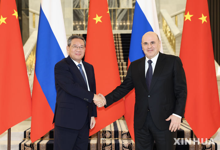 [모스크바=신화/뉴시스] 17일(현지 시간) 러시아 모스크바에서 상하이협력기구(SCO) 총리 회의 참석차 러시아를 방문 중인 리창 총리(왼쪽)과 미하일 미슈스틴 러시아 총리가 악수하고 있다. 두 총리는 양국 간 전략적 협력 심화 의지를 재확인했다. 2025.11.18