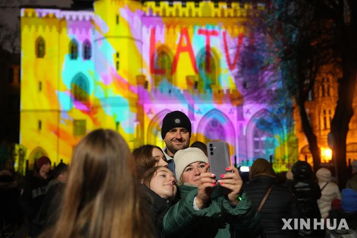 [리가=신화/뉴시스]라트비아의 질병통제예방센터(CDC)가 12월 9일부터 독감대유행을 경고하면서 백신 접종이 유일한 예방책이라고 권고했다. 사진은 지난 11월 17일 라트비아 리가에서 ‘리가 빛 축제 2025’가 열려 시민들이 셀카를 찍고 있는 광경. 2025.12. 09.