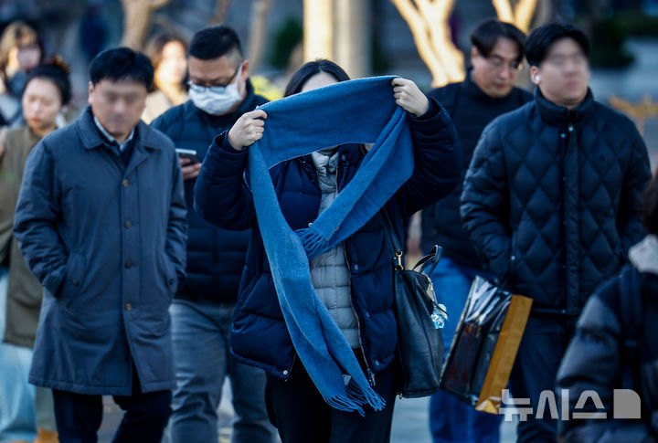 [서울=뉴시스] 정병혁 기자 = 영하권 날씨를 보인 18일 서울 종로구 광화문네거리에서 두꺼운 옷차림을 한 시민이 목도리를 하고 있다. 2025.11.18. jhope@newsis.com