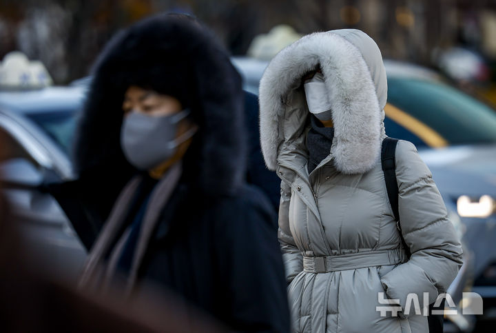 [서울=뉴시스] 정병혁 기자 = 영하권 날씨를 보인 18일 서울 종로구 광화문네거리에서 두꺼운 옷차림을 한 시민들이 이동하고 있다. 2025.11.18. jhope@newsis.com