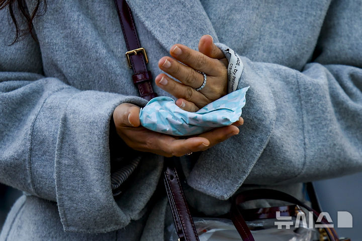 [서울=뉴시스] 정병혁 기자 = 영하권 날씨를 보인 18일 서울 종로구 광화문네거리에서 한 시민이 핫팩을 쥐고 있다. 2025.11.18. jhope@newsis.com