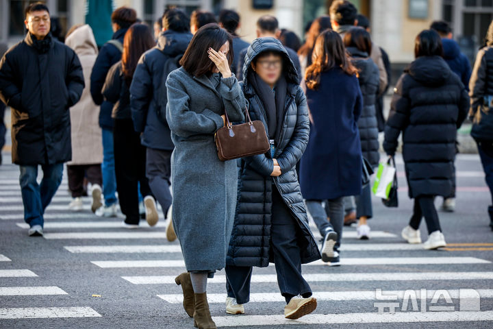 [서울=뉴시스] 정병혁 기자 = 영하권 날씨를 보인 18일 서울 종로구 광화문네거리에서 두꺼운 옷차림을 한 시민들이 이동하고 있다. 2025.11.18. jhope@newsis.com