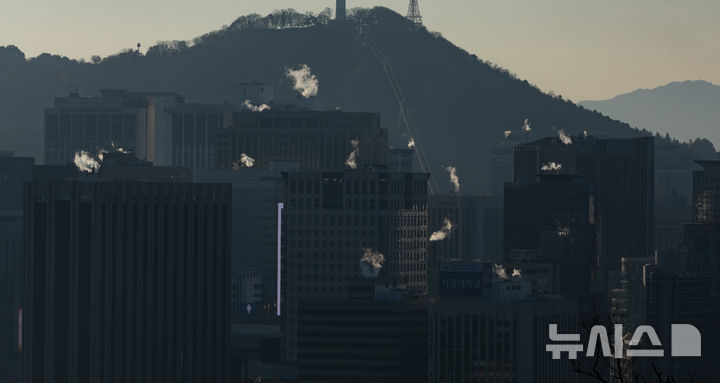 [서울=뉴시스] 황준선 기자 = 북쪽에서 유입된 찬 공기 영향으로 아침 기온이 전날보다 5~10도 가량 큰 폭으로 떨어진 18일 오전 서울 시내 빌딩에 난방으로 인한 수증기가 피어오르고 있다. 2025.11.18. hwang@newsis.com