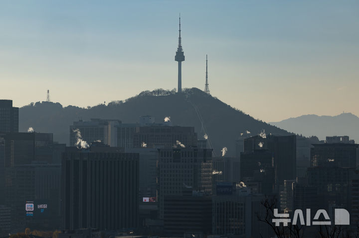 [서울=뉴시스] 황준선 기자 = 북쪽에서 유입된 찬 공기 영향으로 아침 기온이 전날보다 5~10도 가량 큰 폭으로 떨어진 18일 오전 서울 시내 빌딩에 난방으로 인한 수증기가 피어오르고 있다. 2025.11.18. hwang@newsis.com
