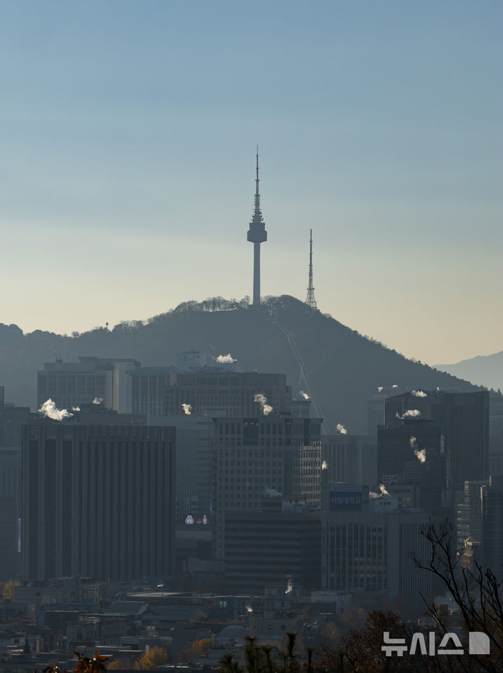 [서울=뉴시스] 황준선 기자 = 북쪽에서 유입된 찬 공기 영향으로 아침 기온이 전날보다 5~10도 가량 큰 폭으로 떨어진 18일 오전 서울 시내 빌딩에 난방으로 인한 수증기가 피어오르고 있다. 2025.11.18. hwang@newsis.com