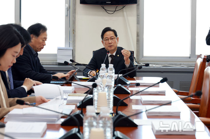 [서울=뉴시스] 고승민 기자 = 박수영 국회 기재위 조세소위원장이 18일 서울 여의도 국회에서 열린 기획재정위원회 조세소위원회를 주재하고 있다. 2025.11.18. kkssmm99@newsis.com