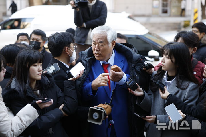 [서울=뉴시스] 정병혁 기자 = 특수건조물침입·특수공무집행방해 교사 등 혐의를 받는 전광훈 사랑제일교회 목사가 18일 서울 종로구 서울경찰청으로 피의자 신분 조사를 받기 위해 출석하기 전 입장을 밝히고 있다. 2025.11.18. jhope@newsis.com