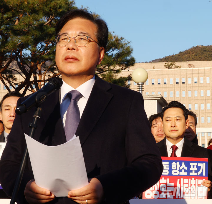 [과천=뉴시스] 박주성 기자 = 국민의힘 송언석 원내대표가 18일 오전 경기도 정부과천청사 앞에서 대장동 항소포기 외압 정성호 법무부장관 사퇴 촉구 기자회견에서 발언을 하고 있다. 2025.11.18. park7691@newsis.com