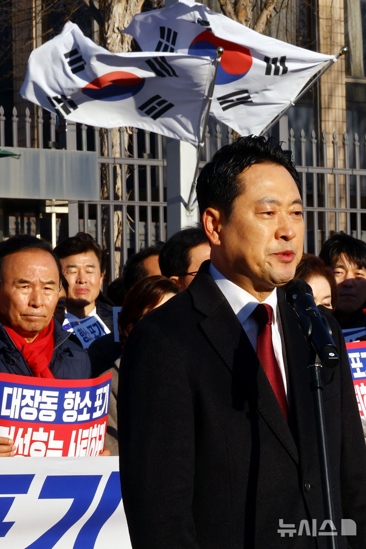 [과천=뉴시스] 박주성 기자 = 국민의힘 장동혁 대표가 18일 오전 경기도 정부과천청사 앞에서 대장동 항소포기 외압 정성호 법무부장관 사퇴 촉구 기자회견에서 발언을 하고 있다. 2025.11.18. park7691@newsis.com