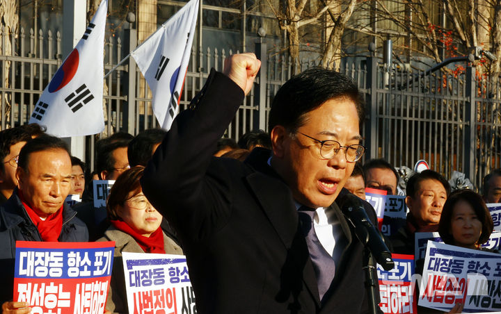 [과천=뉴시스] 박주성 기자 = 국민의힘 송언석 원내대표가 18일 오전 경기도 정부과천청사 앞에서 대장동 항소포기 외압 정성호 법무부장관 사퇴 촉구 기자회견에서 발언을 하고 있다. 2025.11.18. park7691@newsis.com