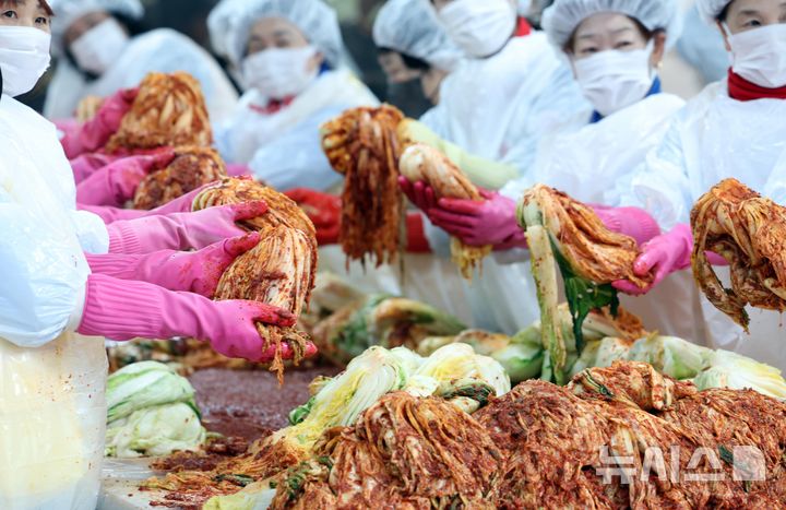  [부산=뉴시스] 하경민 기자 = 18일 부산 부산진구 부산적십자회관 구호창고 앞에서 자원봉사원들이 취약계층에 전달하기 위해 김장을 하고 있다. 부산적십자는 김장 김치 710㎏을 부산진구 일대 결연세대 180가구에 전달할 예정이다. 2025.11.18. yulnetphoto@newsis.com