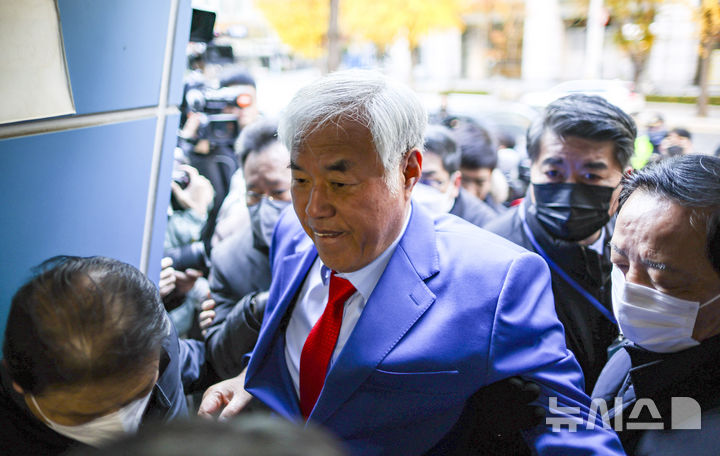 [서울=뉴시스] 정병혁 기자 = 특수건조물침입·특수공무집행방해 교사 등 혐의를 받는 전광훈 사랑제일교회 목사가 18일 서울 종로구 서울경찰청으로 피의자 신분 조사를 받기 위해 출석하고 있다. 2025.11.18. jhope@newsis.com