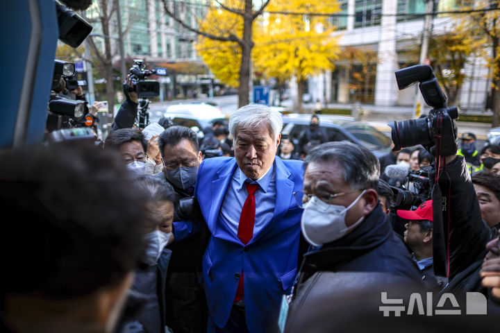 [서울=뉴시스] 정병혁 기자 = 특수건조물침입·특수공무집행방해 교사 등 혐의를 받는 전광훈 사랑제일교회 목사가 18일 서울 종로구 서울경찰청으로 피의자 신분 조사를 받기 위해 출석하고 있다. 2025.11.18. jhope@newsis.com