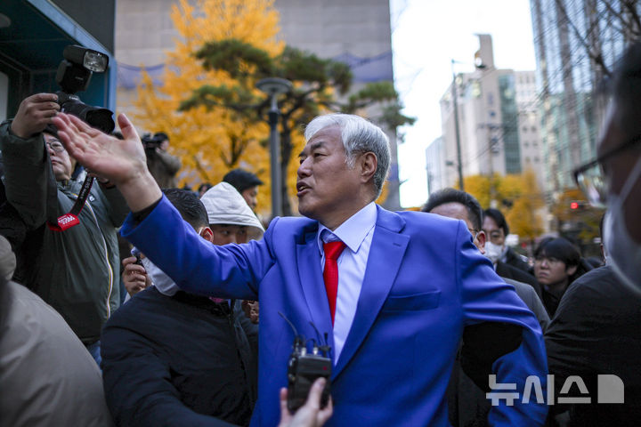 [서울=뉴시스] 정병혁 기자 = 특수건조물침입·특수공무집행방해 교사 등 혐의를 받는 전광훈 사랑제일교회 목사가 18일 서울 종로구 서울경찰청으로 피의자 신분 조사를 받기 위해 출석하고 있다. 2025.11.18. jhope@newsis.com